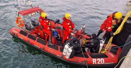 Samochód wpadł do kanału portowego w Gdyni