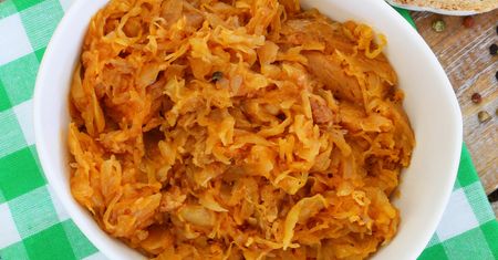 Zamiast odgrzewać bigos w garnku, smaruję nim spód do pizzy. Genialny patent na pyszną przekąskę
