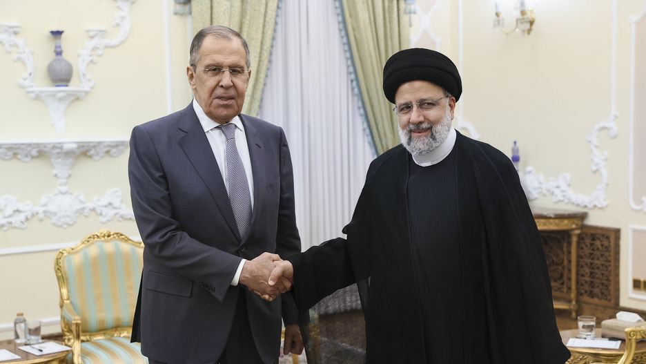 Rosyjski minister spraw zagranicznych Siergiej Ławrow oraz prezydent Iranu Ebrahim Raisi