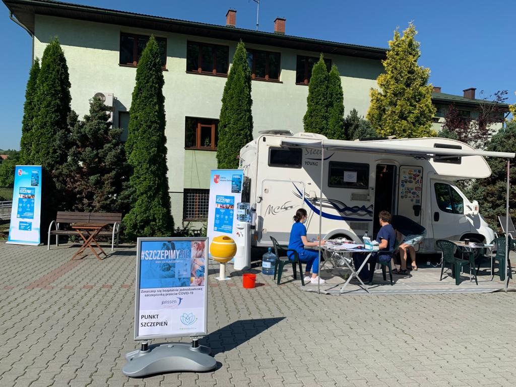 Szczepienia na COVID-19. Lekarze podróżują kamperem po Małopolsce.
