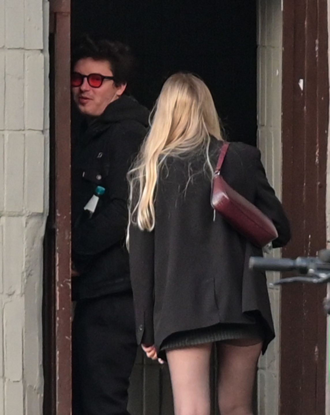 Kuba Karaś wraca poranną porą do mieszkania z tajemniczą blondynką