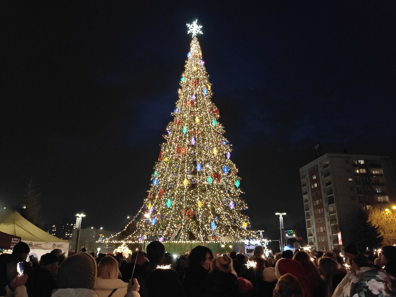 Dąbrowa Górnicza: Plac Wolności rozświetliła bożonarodzeniowa choinka