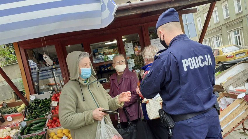 Koronawirus w Polsce. Maseczki i dystans. Wzmożone kontrole policji na ulicach, targowiskach i komunikacji miejskiej
