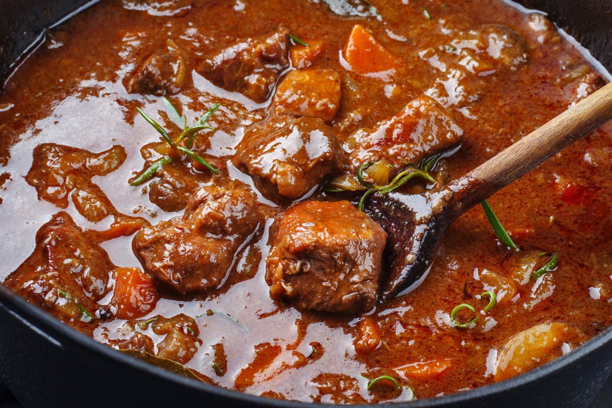 Apple cider vinegar: The secret to perfect tender goulash meat