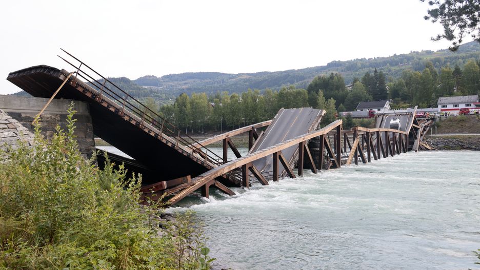 Tretten bridge collapses
epa10121703 Rescue services at the collapsed Tretten bridge over the River Laagen in Gudbrandsdalen, Norway, 15 August 2022. A car and a truck fell in the water.  EPA/Geir Olsen  NORWAY OUT 
Dostawca: PAP/EPA.
Geir Olsen
