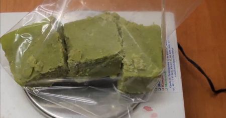 Opolskie. Miał masło z "dodatkiem" w lodówce. 32-latek z Brzegu za kratami