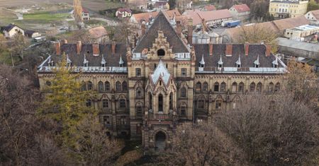 "Mroczny pałac" na Dolnym Śląsku na sprzedaż. Za tyle można go kupić