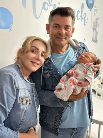 Dumny Zenek Martyniuk w wnukiem żoną