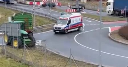 Rolnicy nie przepuścili karetki. Niepokojący wpis w sieci