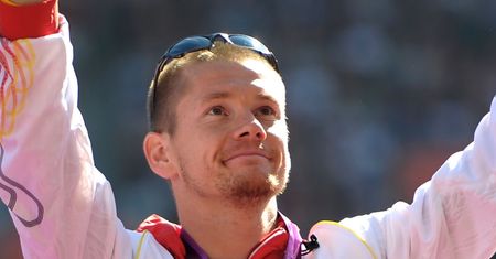 Urodził się w Polsce, reprezentował Niemcy i Nową Zelandię. Wspiera go legenda
