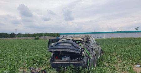 Dachowała autem z rocznym dzieckiem. Była pijana i poszukiwana