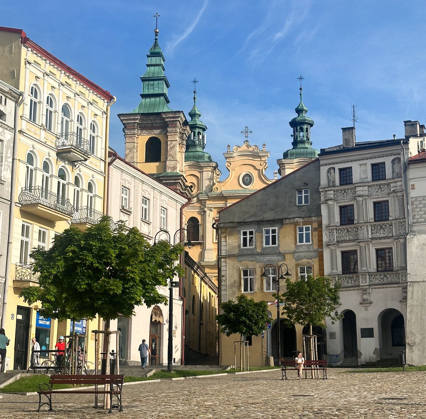 Będąc w Przemyśl, warto przespacerować się po rynku.