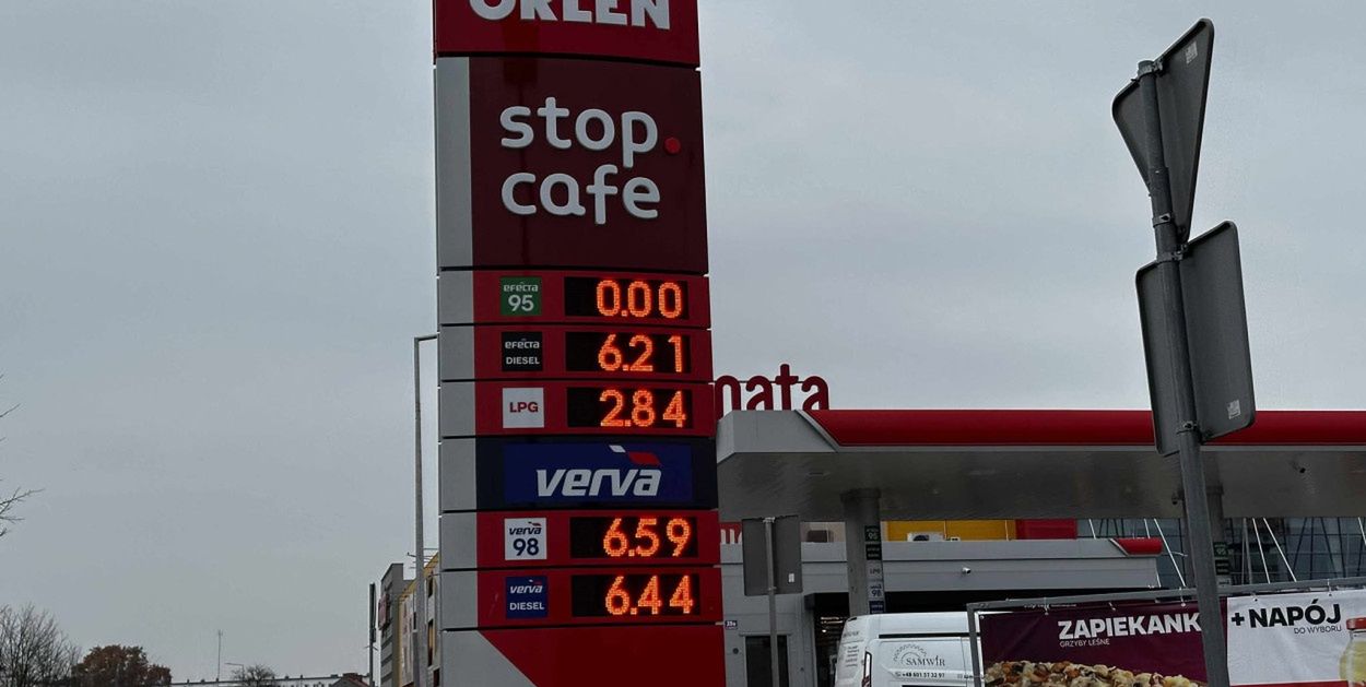 Włocławek: Fatalna pomyłka na stacji. Tankowali ropę zamiast benzyny