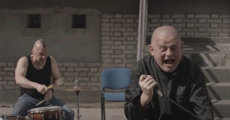 "Twój ból jest lepszy niż mój". O czym mówi kontrowersyjna piosenka Kazika?