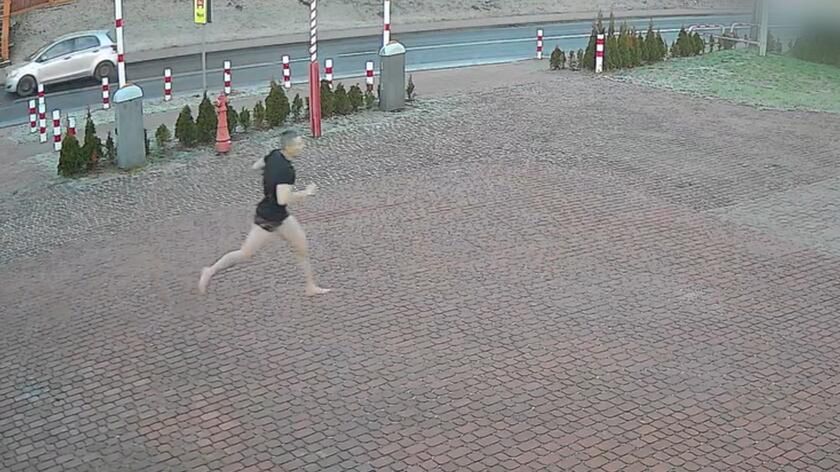 Biegł boso w bieliźnie, by ratować innych