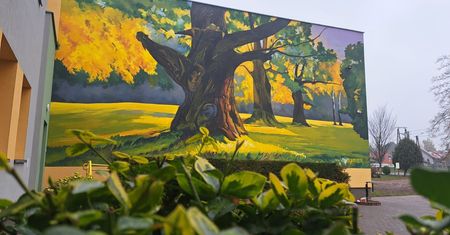 Nowy mural w Rogalinku: Hołd dla przyrody i dziedzictwa lokalnego