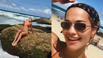 Muśnięta słońcem Rita Ora wygrzewa się w bikini na australijskiej skale (FOTO)