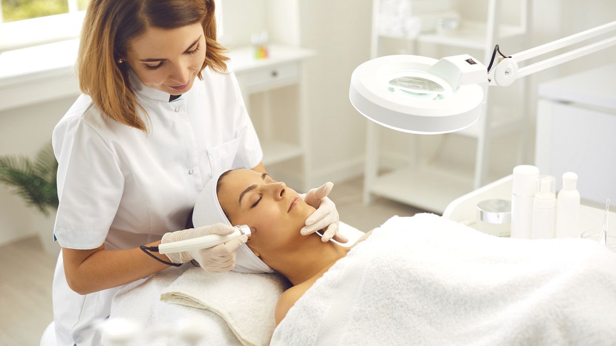 Przebarwienia i odbarwienia na skórze to odróżniające się kolorem od reszty skóry plamki bądź plamy.