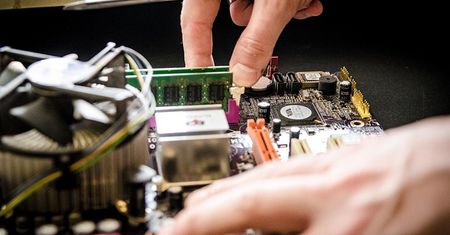 Reklamy Google nie dla serwisów komputerowych