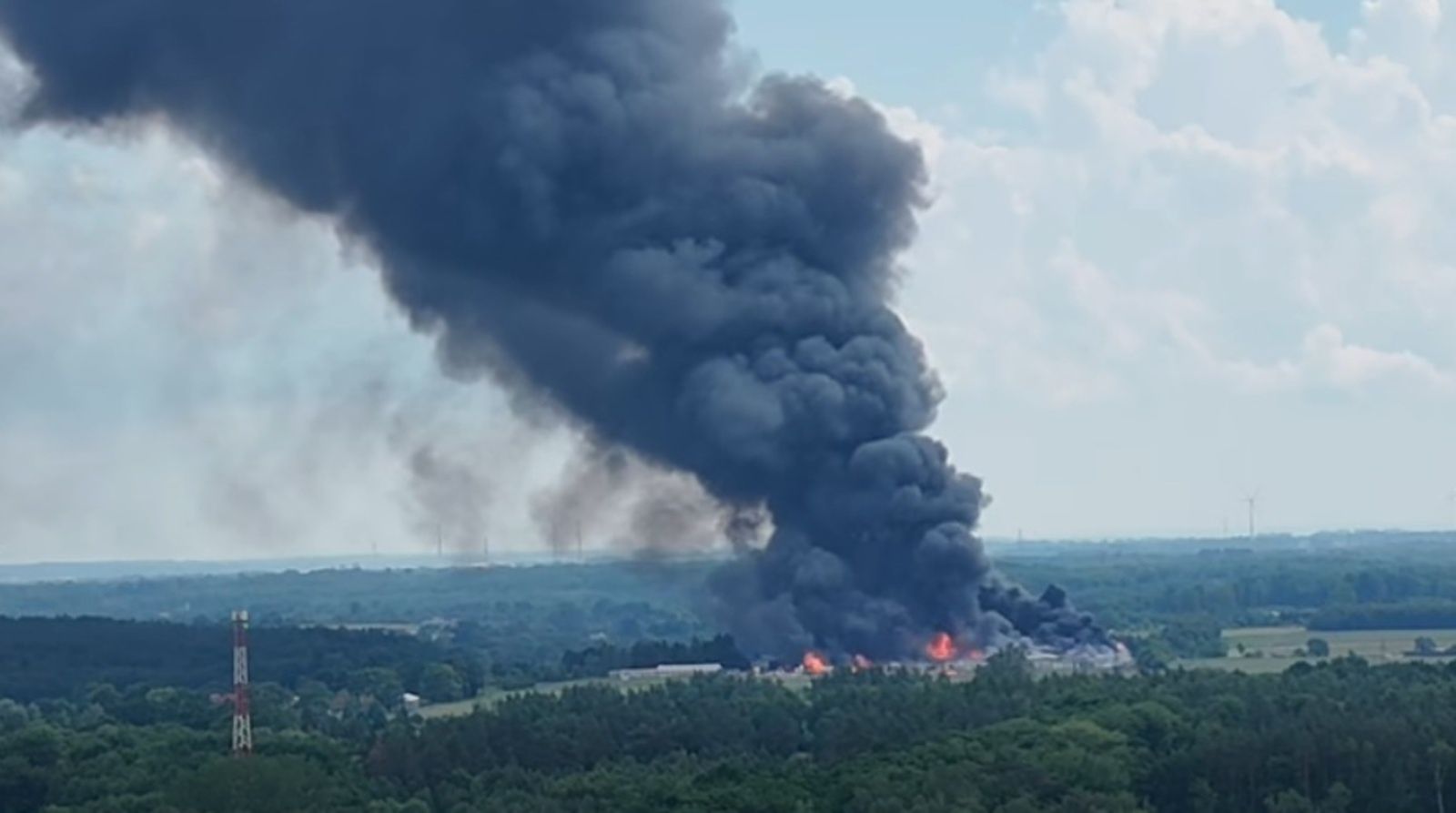 Gigantyczny pożar fabryki na Pomorzu: mieszkańcy w niebezpieczeństwie