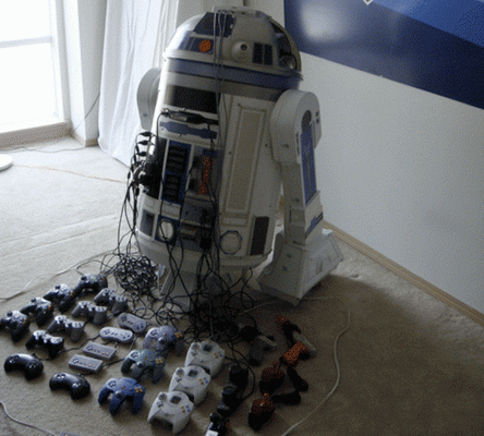Osiem konsol, projektor i głośniki we wnętrzu R2-D2!