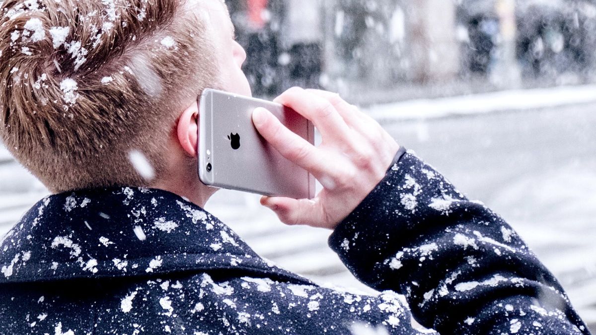 Dlaczego smartfon wyłącza się na mrozie? Zadbaj o akumulator, zanim trafisz do serwisu 1