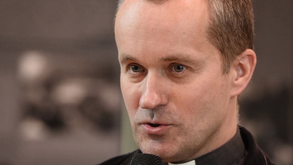 Ksiądz Janusz Chyła opublikował w sieci zdjęcie rachunków za prąd swojej parafii w Chojnicach
