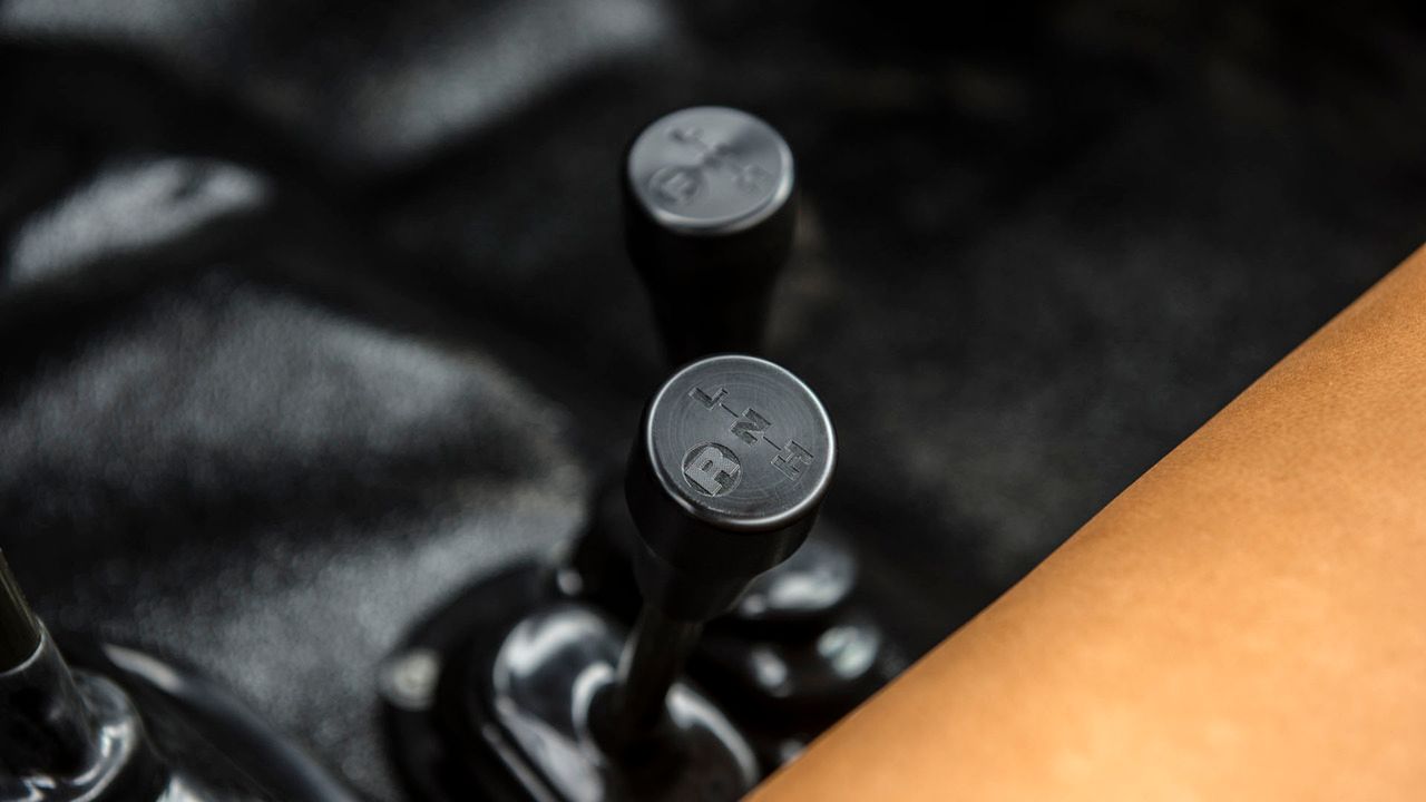 Klienci mają do wyboru pięciobiegową przekładnią manualną lub klasyczny automat o czterech przełożeniach.