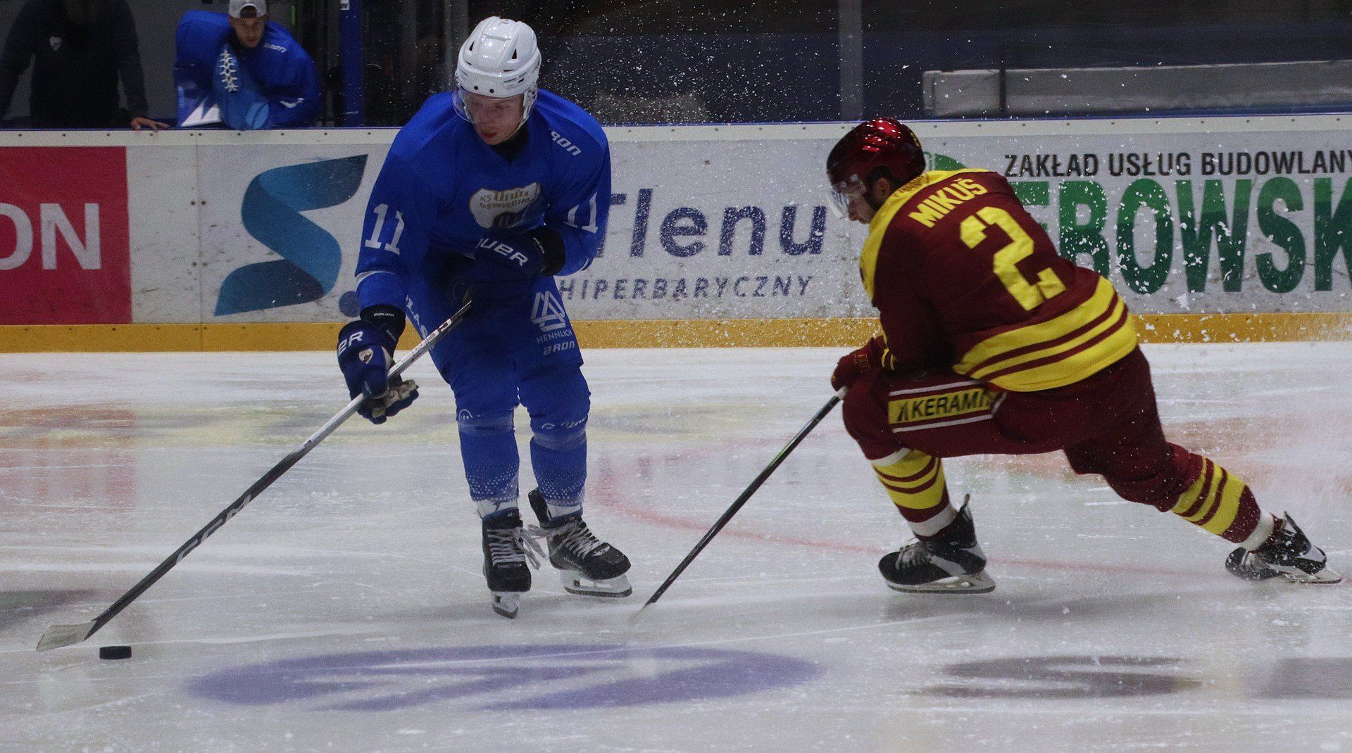 Hokejowy sparing: Unia Oświęcim - Dukla Trenczyn. W akcji oświęcimianin Aleksander Peresunko (z lewej).
