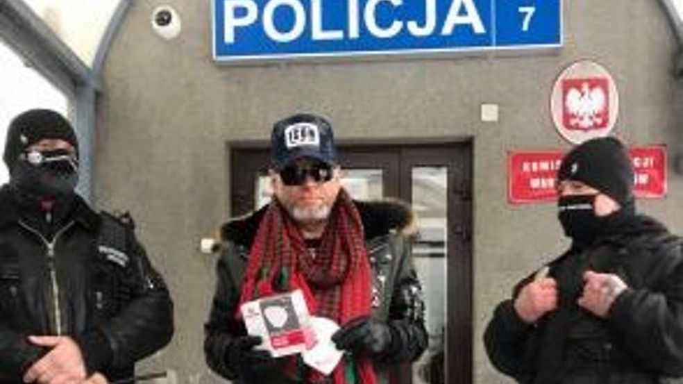 W piątek zatrzymano 3 mężczyzn w związku ze sprzedażą 100 tys. podrabianych maseczek certyfikowanego polskiego producenta. 