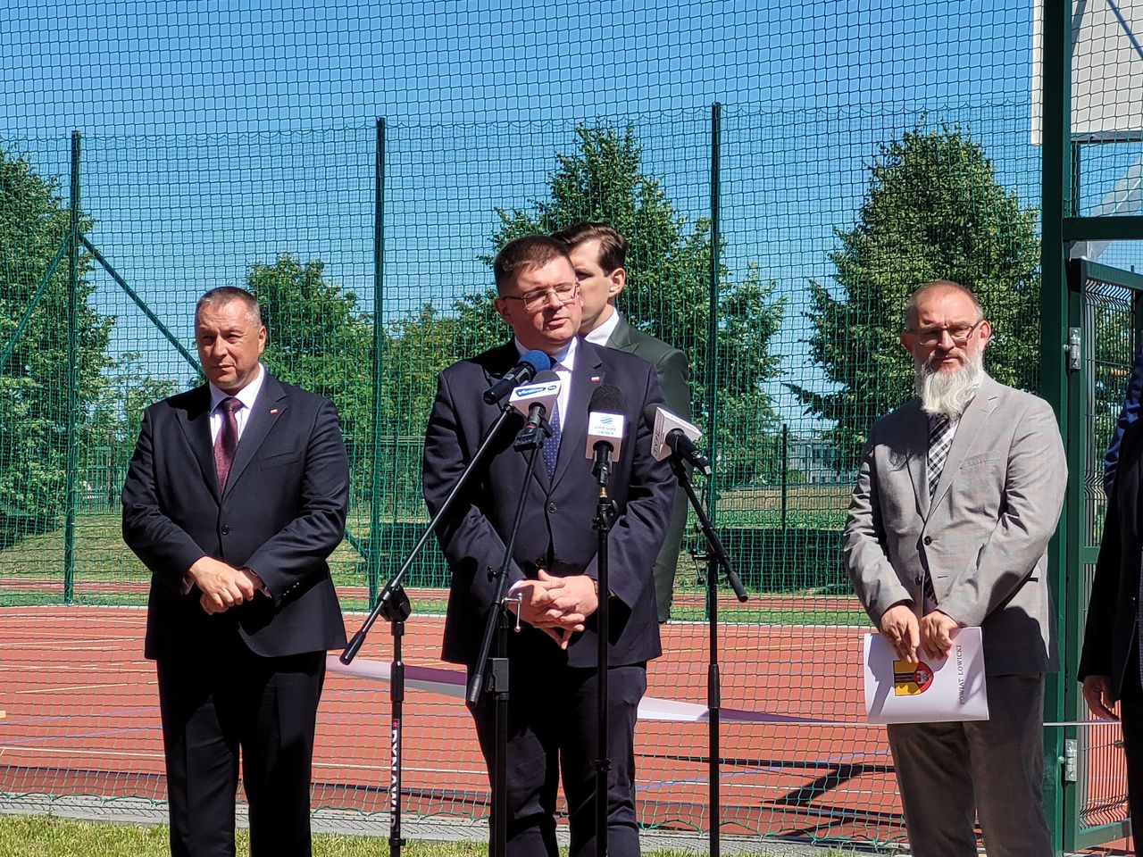 Konferencja towarzysząca przecięciu wstęgi przy nowym boisku 