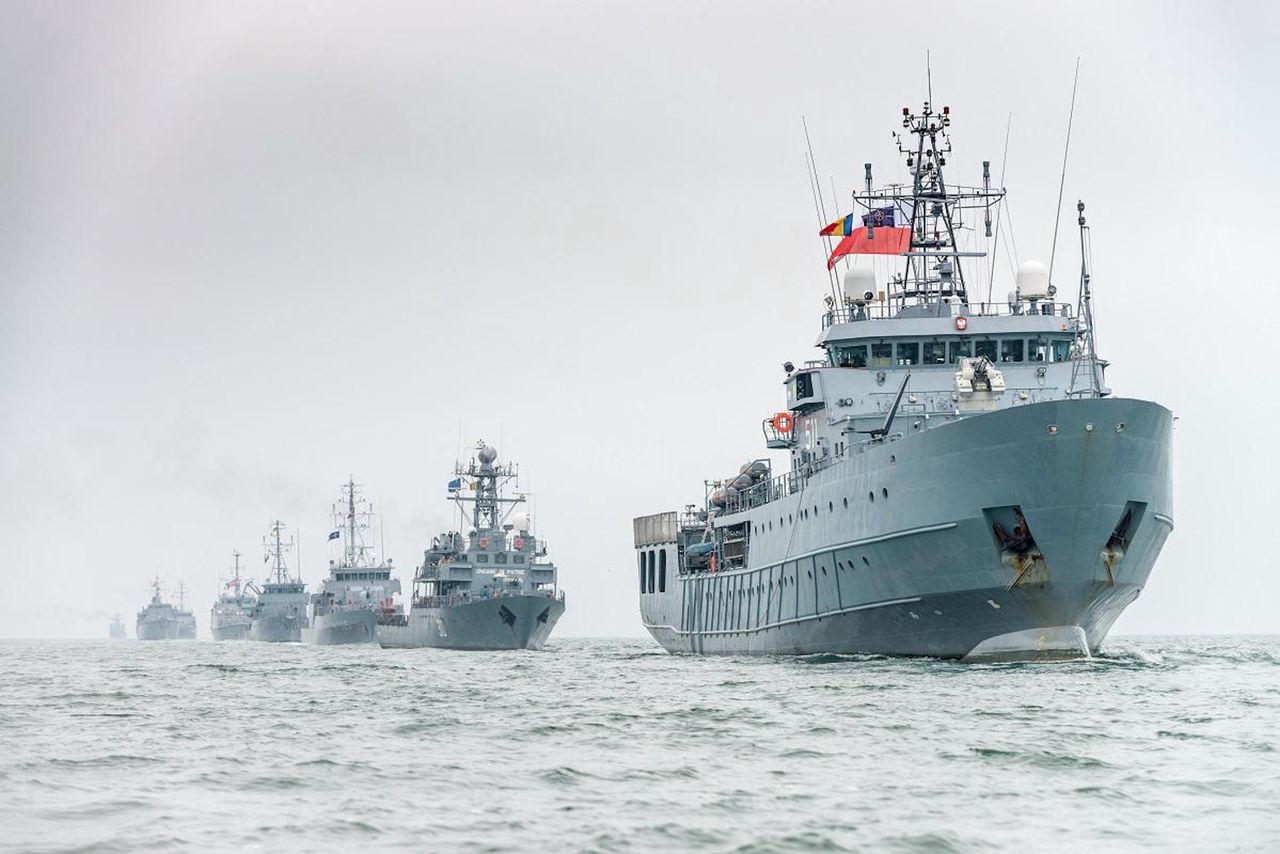 Okręty 8 Flotylli Obrony wybrzeża, z przodu ORP "Kontradmirał Xawery Czernicki"
