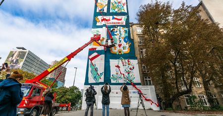 Warszawa. Powstały bliźniacze murale w stolicach Polski i Czech. Mówią o współpracy dwóch krajów