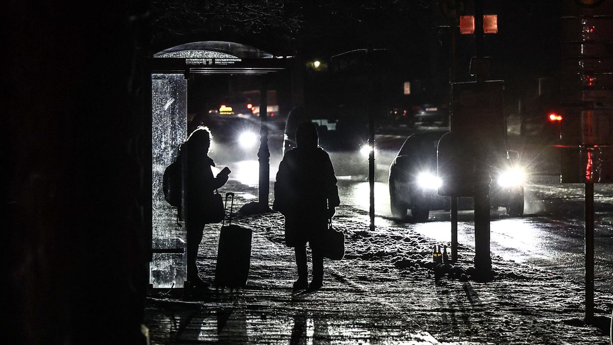 People wait at bus stop on a dark street of western Berlin, Germany, 03 January 2026. A major power outage struck western Berlin early 03 January after a cable bridge over the Teltow Canal caught fire, damaging power lines. Firefighters extinguished the blaze, and police are investigating possible arson. EPA/Filip Singer Dostawca: PAP/EPA.