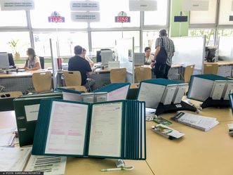 Pensje urzędników w górę. Tyle teraz zarabiają