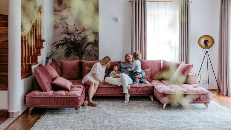 W salonie dominuje narożna kanapa