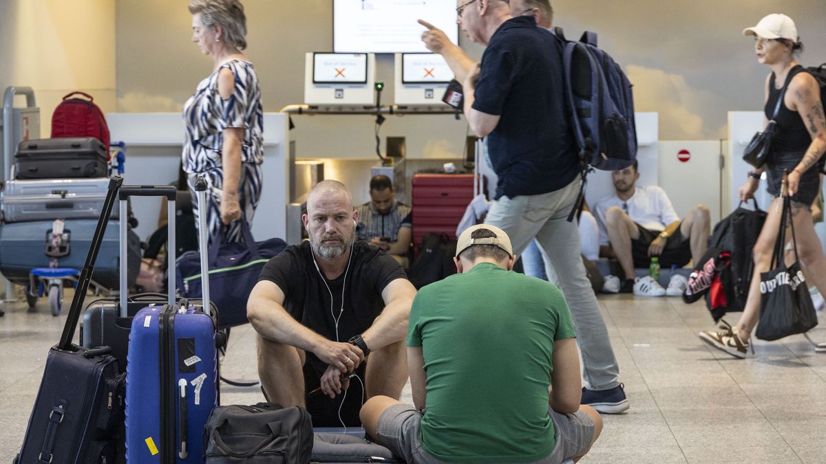 Eindhoven Airport experienced a significant disruption with all flights grounded and arrivals diverted, due to technical IT issues at the Ministry of Defence. The disruption, which began at 8:00 AM and lasted until 5:00 PM, left thousands of passengers stranded with little to no information. Many were transferred by bus to alternate airports in Germany, Belgium, and Amsterdam, while others received minimal support. The Red Cross was activated to assist, as passengers struggled in the crowded terminal, with some resorting to sitting on luggage or security bins due to a lack of seating. The disruption impacted more than 50 flights and thousands of travelers, and the situation was exacerbated by rising temperatures, with concerns over the heat adding to the chaos. The airport is expected to resume operations late in the afternoon, but many flights remained canceled or diverted, with airlines like Transavia, Ryanair, TUI, Wizzair unable to guarantee solutions for all passengers. The cause of the outage, affecting both the airport and various national services, remains under investigation. Schiphol Airport was also expected to face moderate delays in the morning, according to Eurocontrol. The Amsterdam-area airspace was facing capacity issues, leading authorities to restrict flight arrivals. Eindhoven, the Netherlands on August 28, 2024 (Photo by Nicolas Economou/NurPhoto via Getty Images)