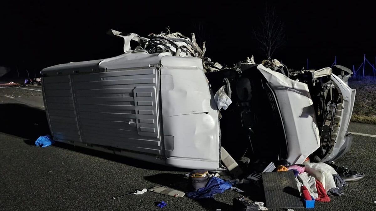 Zderzenie busa dostawczego z autem osobowym na DK12 w Kajetanówce