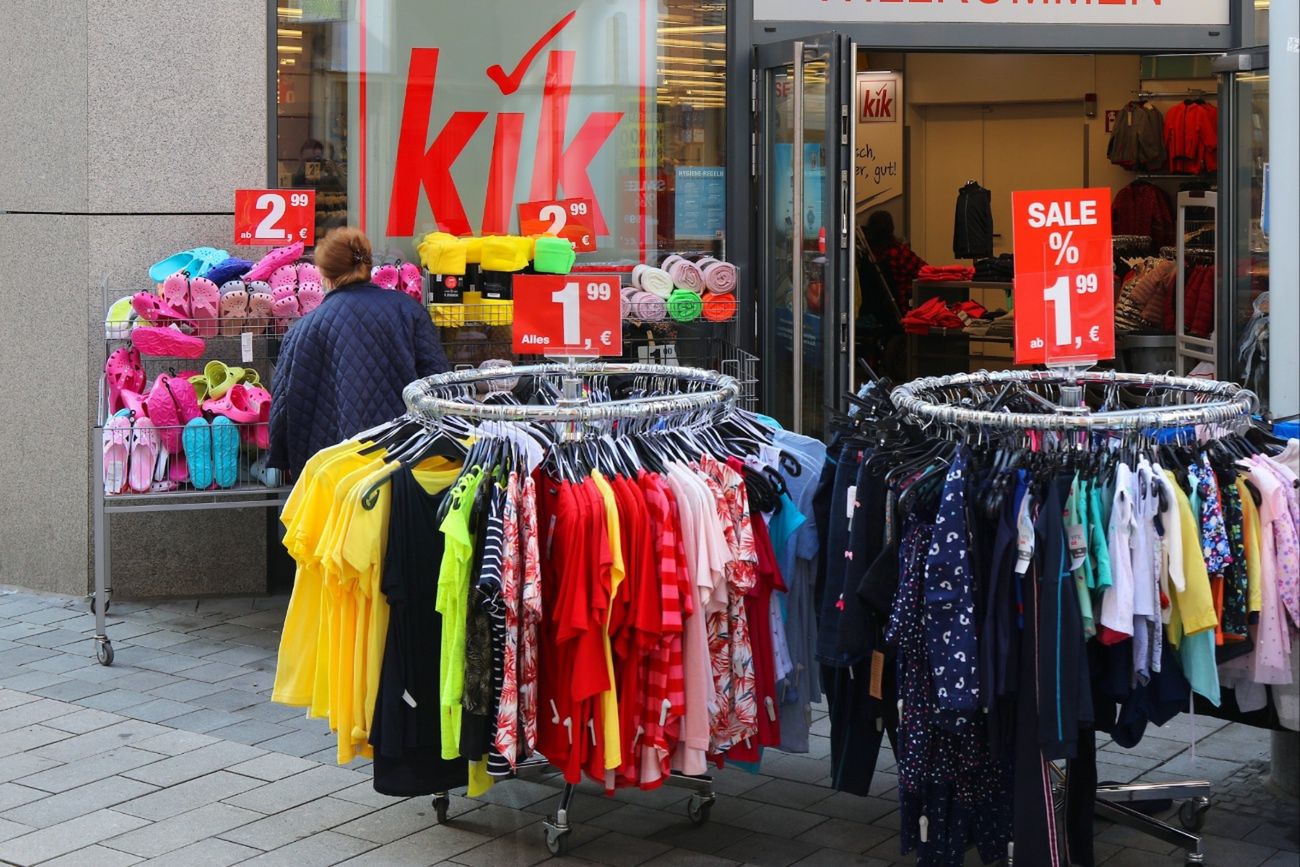 Niemiecki gigant zamknie 300 sklepów. Działa też w Polsce