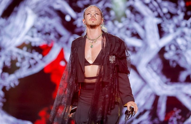 Michał Szpak znów pozuje w biustonoszu