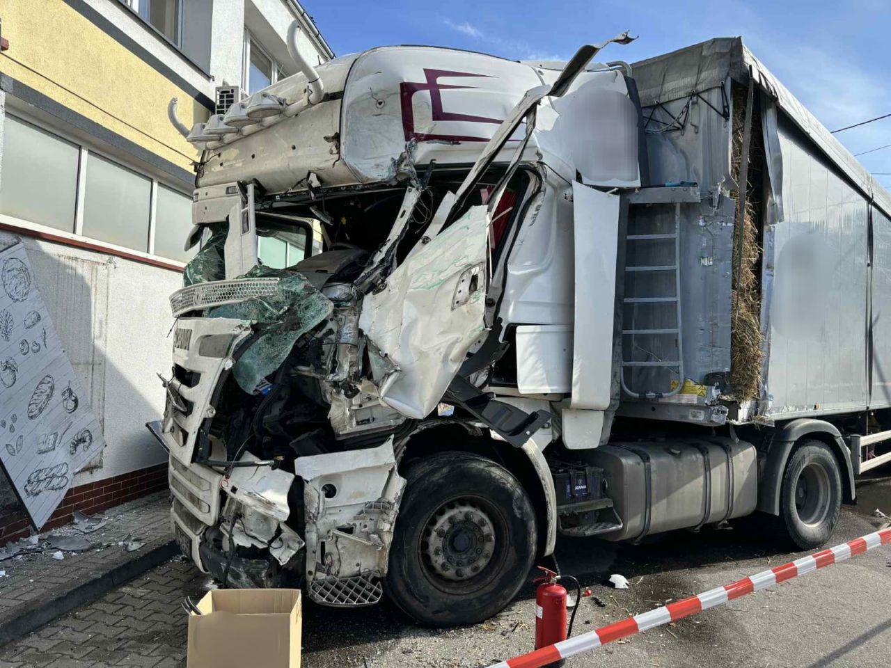 Piecki: Zderzenie ciężarówek. Jeden z pojazdów uderzył w budynek