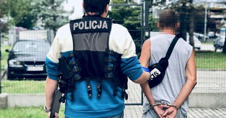 Zauważył sporo gotówki w samochodzie. Ukradł, ale daleko nie uciekł