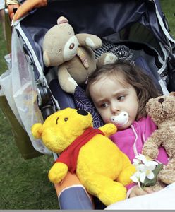 "Smoczkowy terrorysta" ma żółte zęby. Policja na Wyspach alarmuje