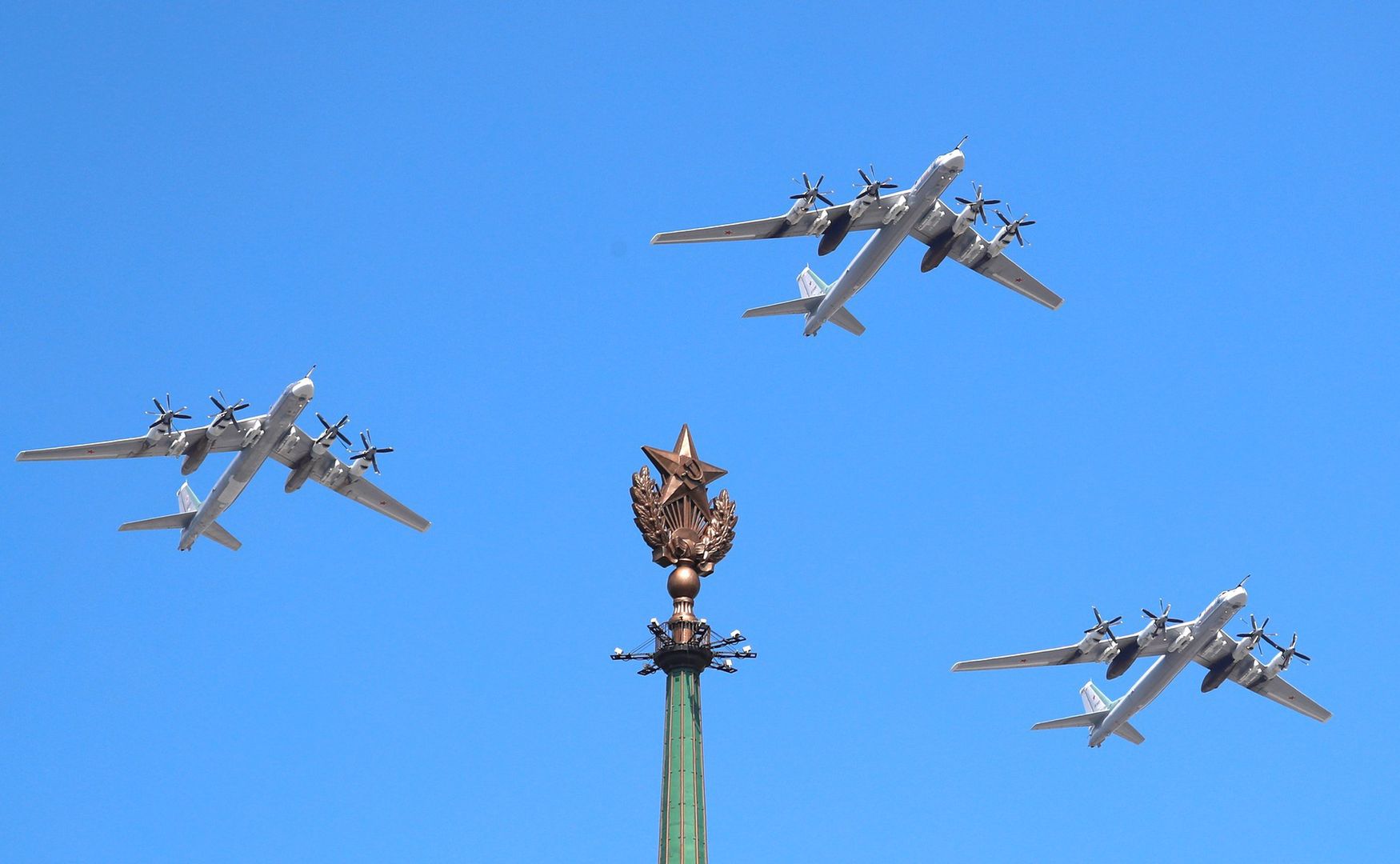 Bombowce Tu-95MS podczas parady zwycięstwa w Moskwie w 2020 roku.