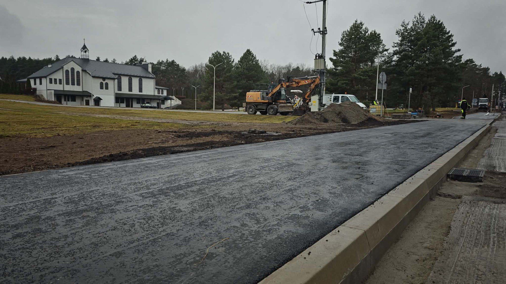 Asfaltowy chodnik dla pieszych i rowerów 
