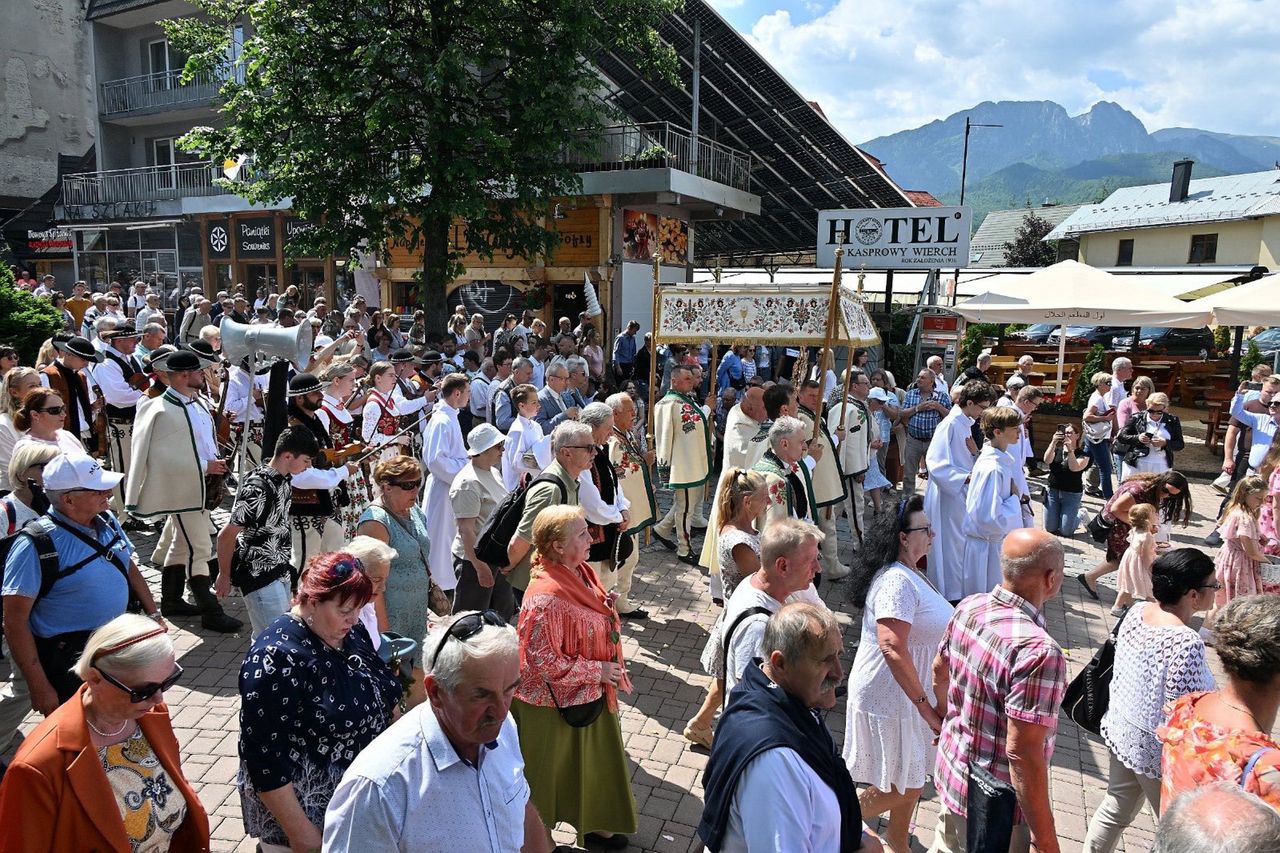 Zakopane przeżywa oblężenie. Tłumy ludzi na Krupówkach