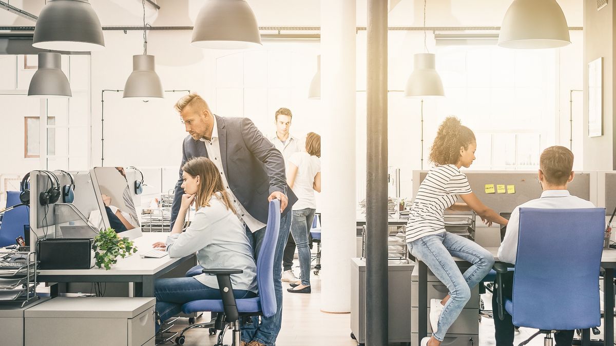 Wyjazdy integracyjne czy dofinansowanie kart sportowych – ze względu na brak możliwości pełnego ich wykorzystania – nie są już atrakcyjnym dodatkiem do pensji. Podobnie jak możliwość pracy zdalnej. Według danych PwC, 56 proc. badanych woli pracować w biurze.