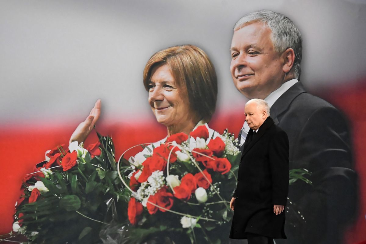 Warszawa, 10.04.2022. Obchody 12. rocznicy katastrofy smoleńskiej. Prezes PiS Jarosław Kaczyński przemawia przed Pałacem Prezydenckim w Warszawie, 10 bm. wieczorem. 10 kwietnia br. przypada 12. rocznica katastrofy samolotu pod Smoleńskiem, w której zginęło 96 osób, w tym prezydent Lech Kaczyński i jego małżonka Maria. (mr) PAP/Piotr Nowak