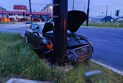 Audi uderzyło w słup trakcji trolejbusowej. Kierujący porzucił auto i uciekł