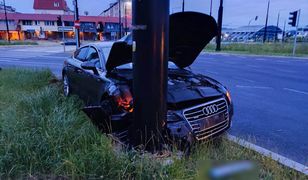 Audi uderzyło w słup trakcji trolejbusowej. Kierujący porzucił auto i uciekł